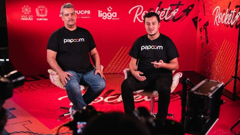 Leopoldo Ricardo Bahia, gestor de projetos da Papoom, e Jean Pierre Pego da Silva, fundador da startup, durante gravação do reality show Rocket.| Reprodução/Arquivo pessoal